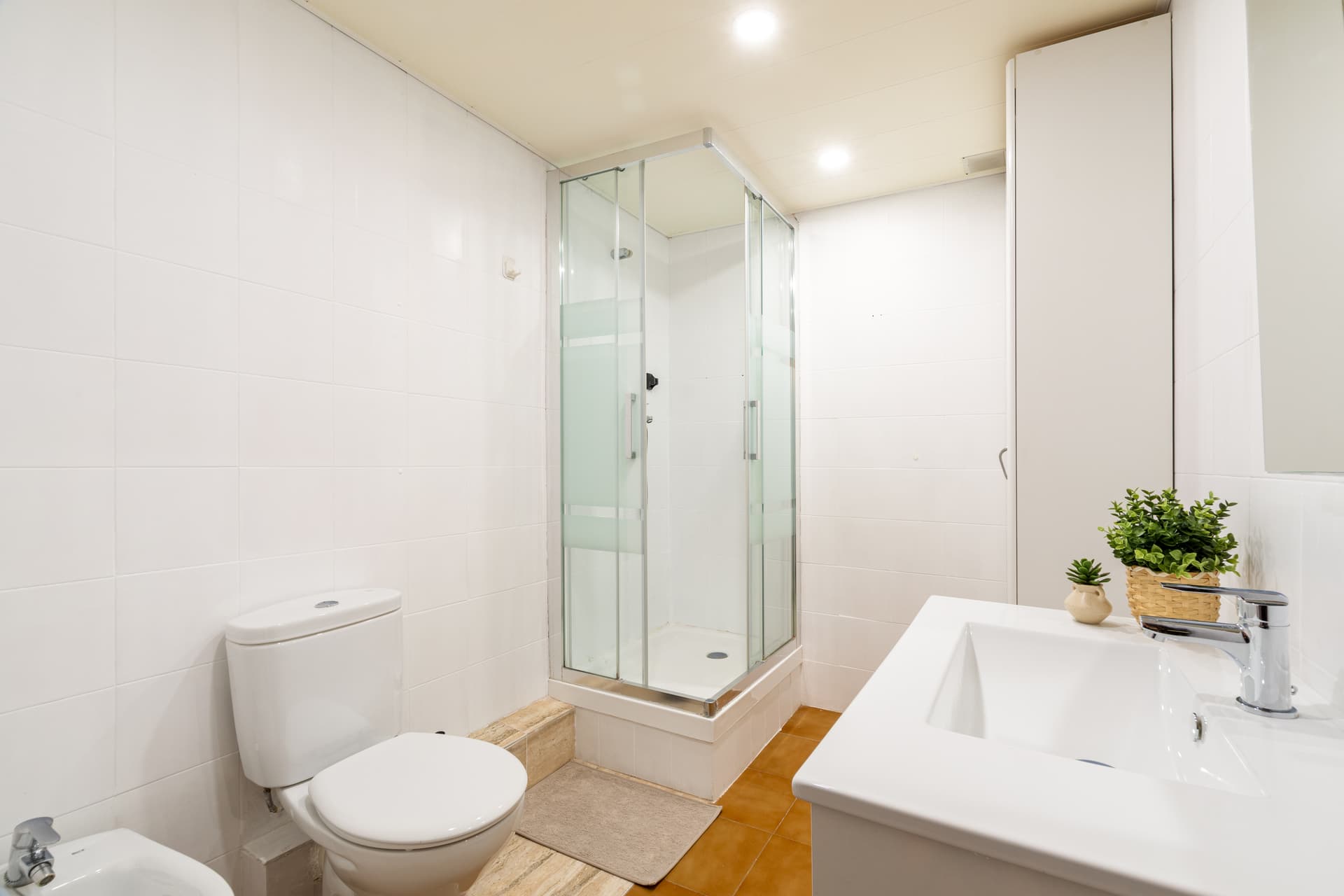 ALC98 - H4 UPSTAIRS PRIVATE BATHROOM