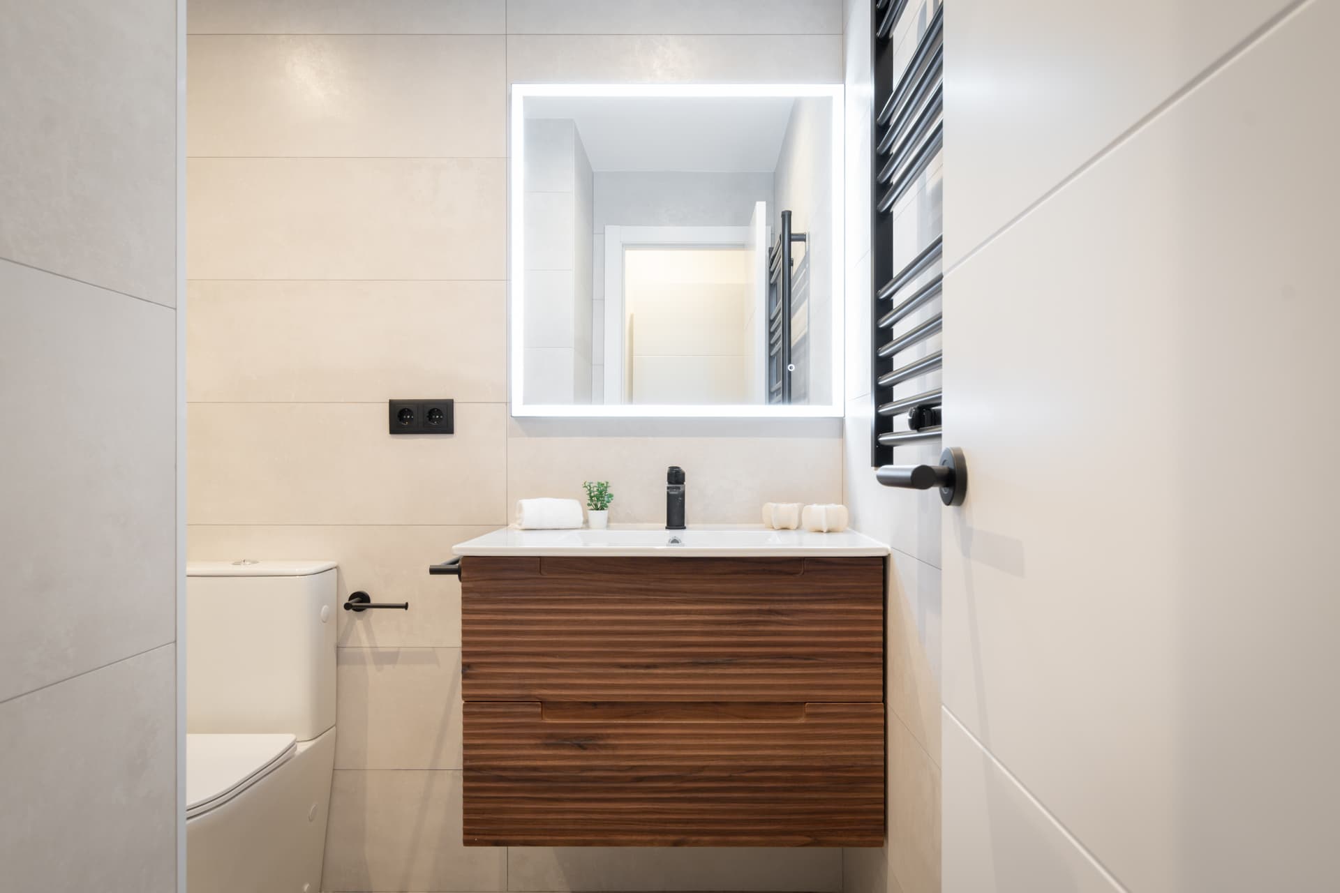 CBENI28 - H1 Private Bathroom