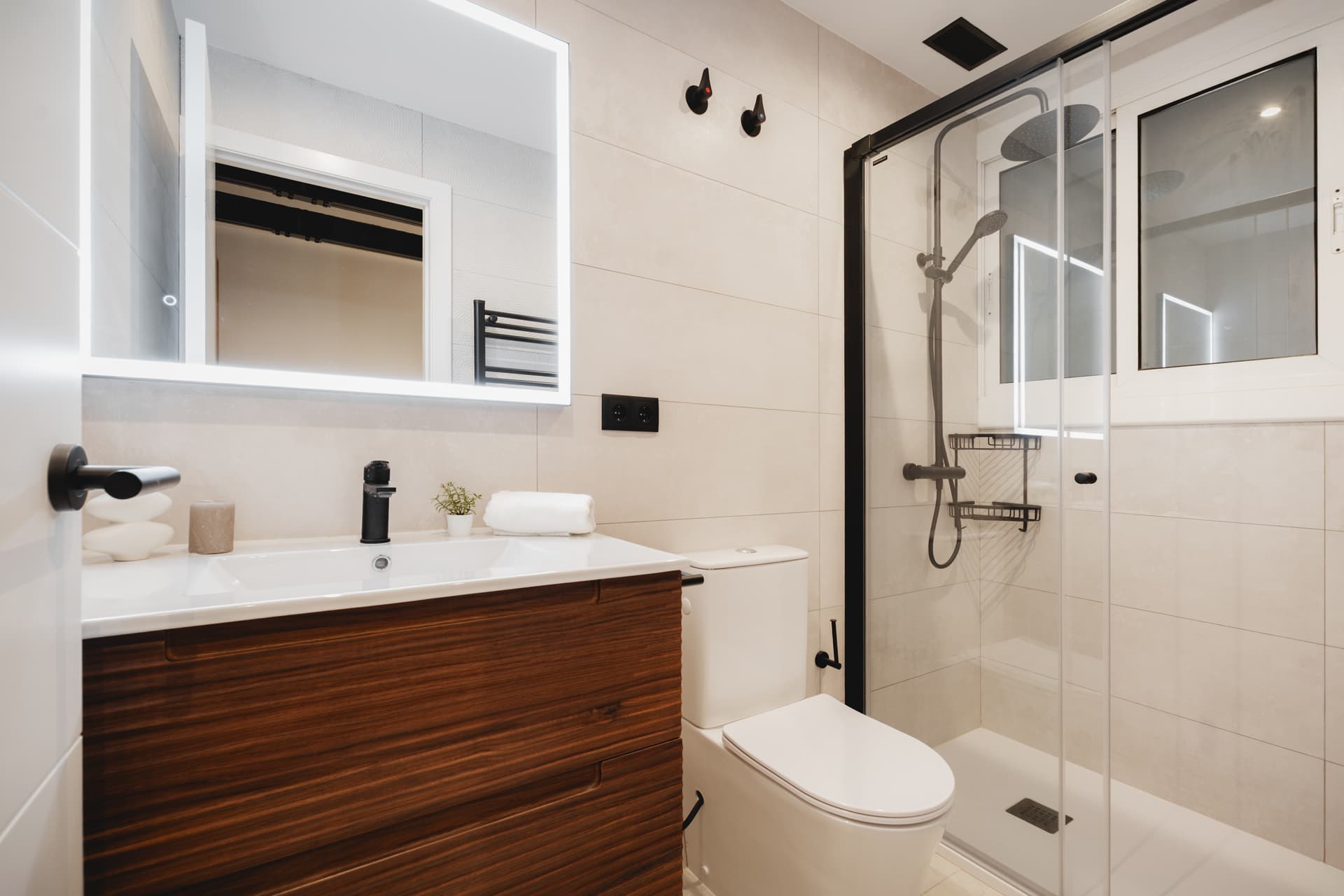 CBENI28 - H2 Private Bathroom