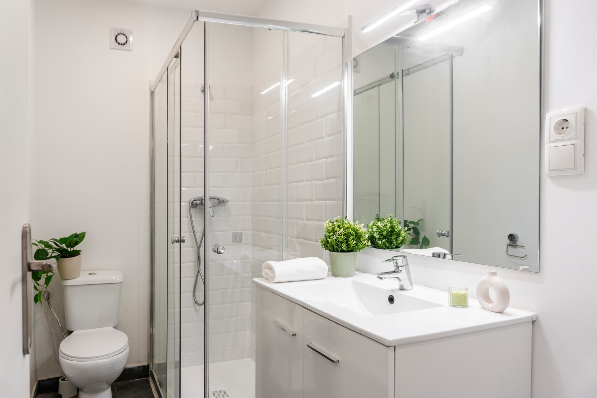 CDC456 Princ-1 H4 Private Bathroom