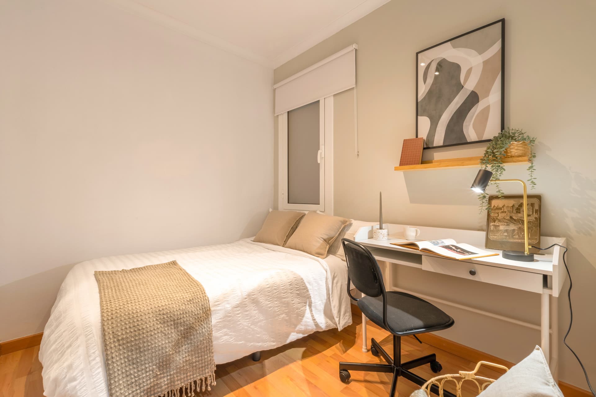 NUM20 - H2 WALKING CLOSET