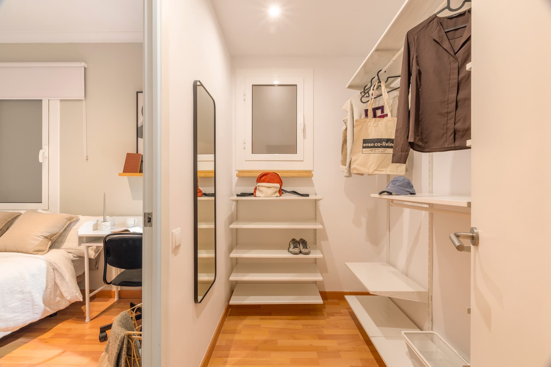 NUM20 - H2 WALKING CLOSET