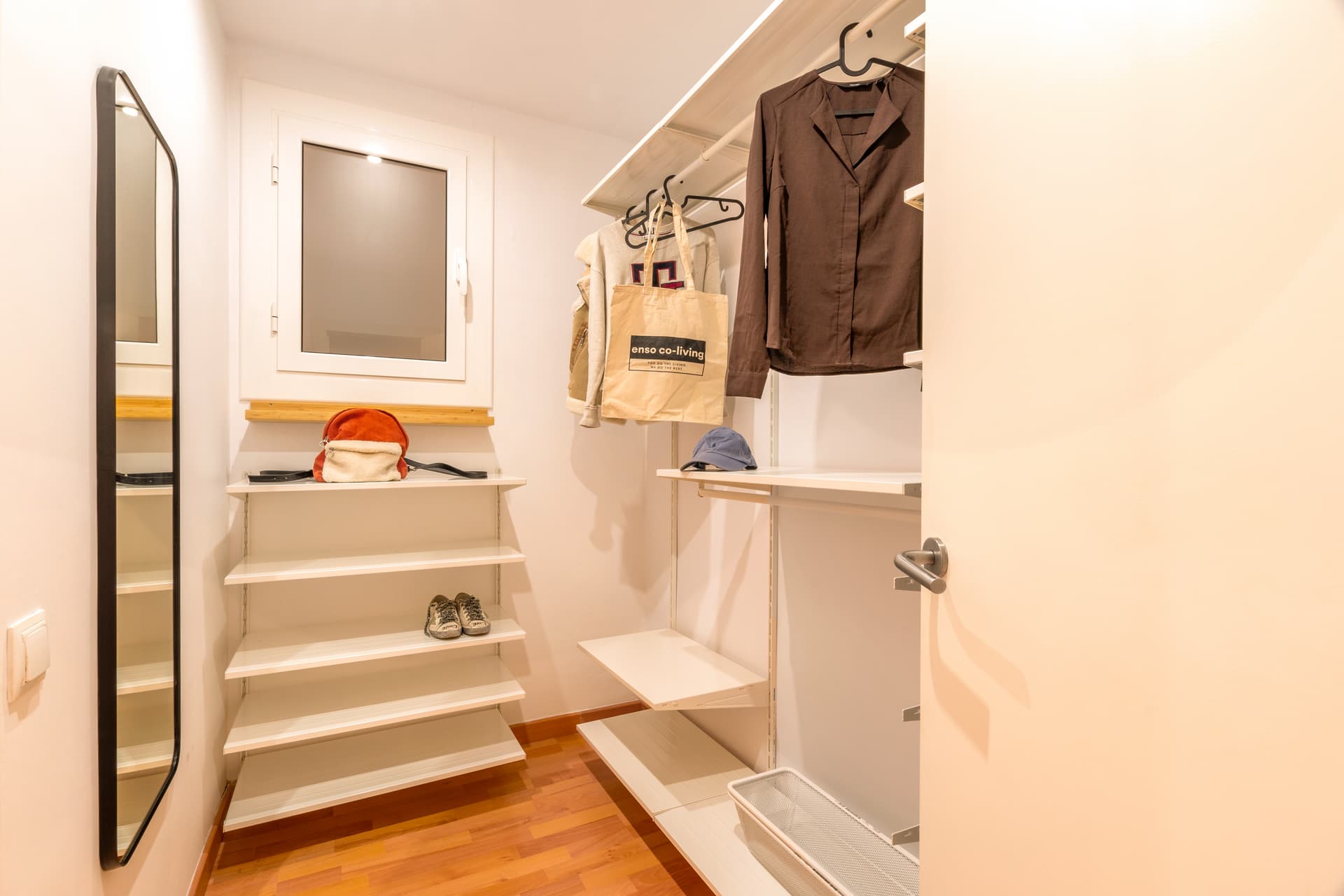 NUM20 - H2 WALKING CLOSET