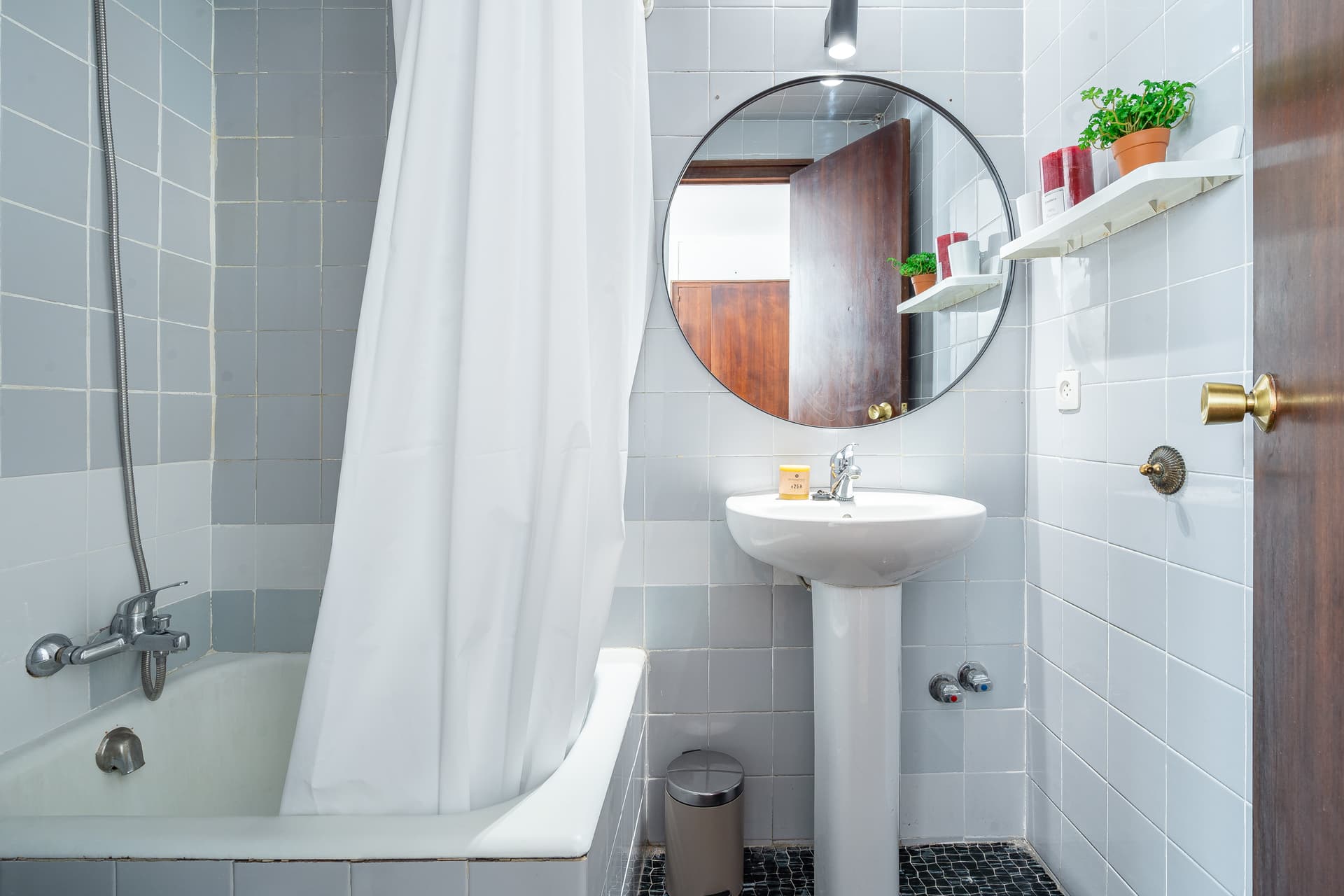 RVIC1 - H3 Suite with private studio