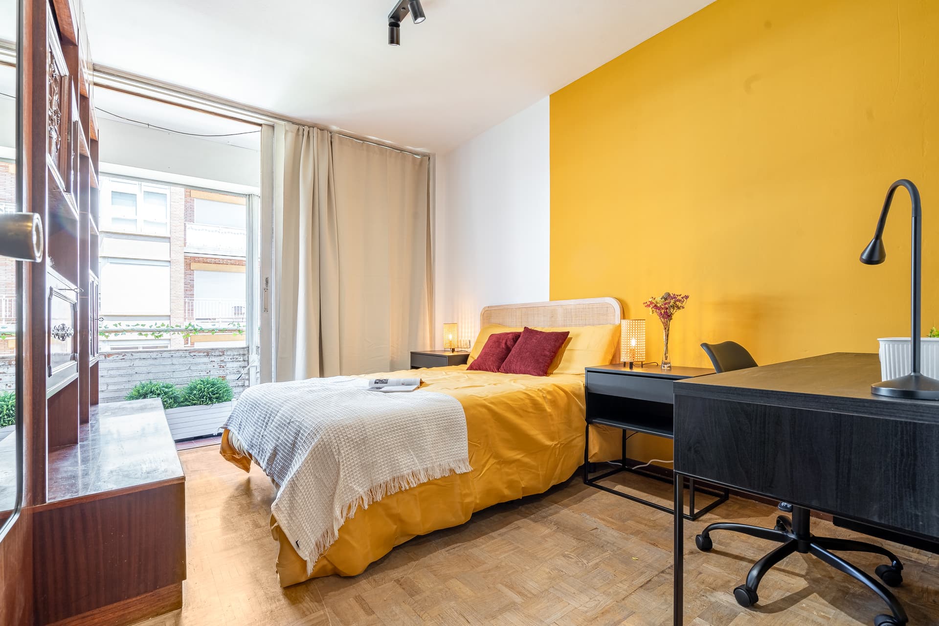 RVIC1 - H5 middle street balcony