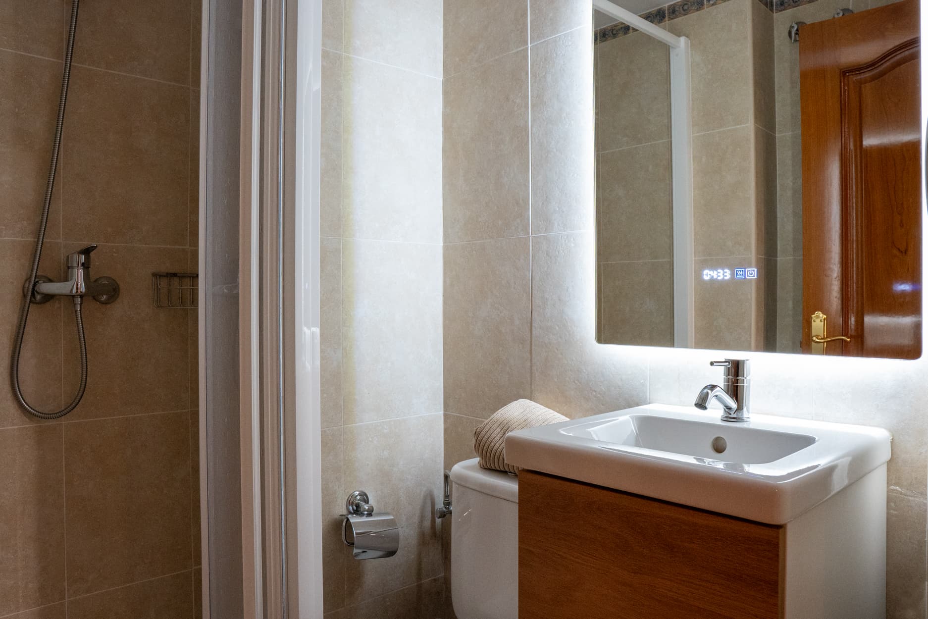 CAST244 - H6 pequeña con baño privado