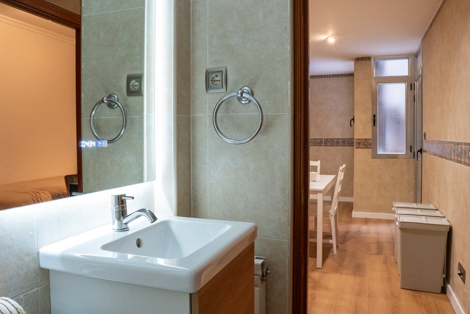 CAST244 - H6 pequeña con baño privado