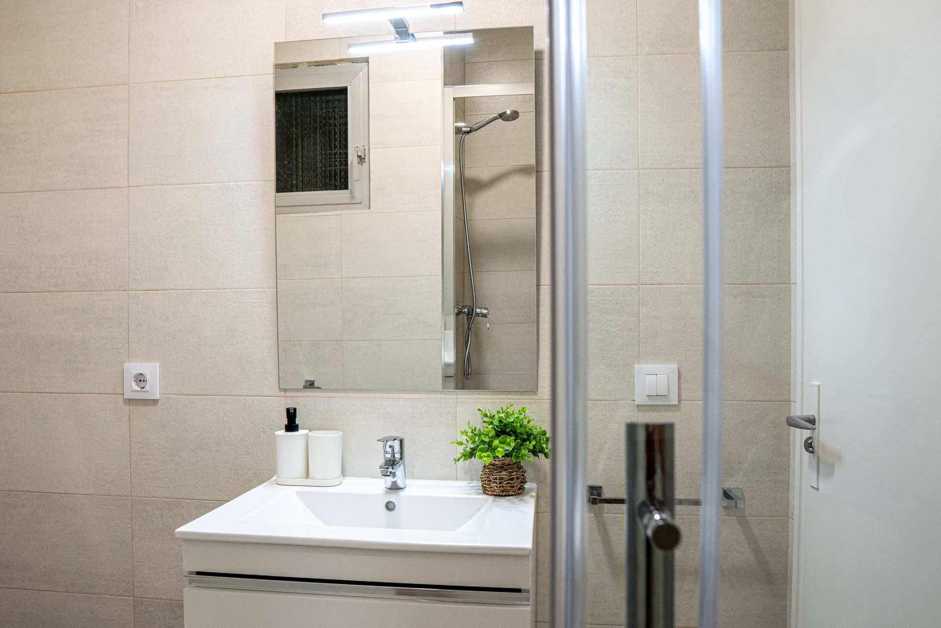 CEABER37 - H3 PRIVATE BATHROOM