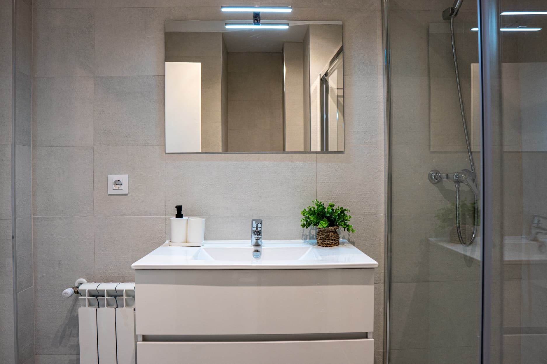 CEABER37 - H6 PRIVATE BATHROOM