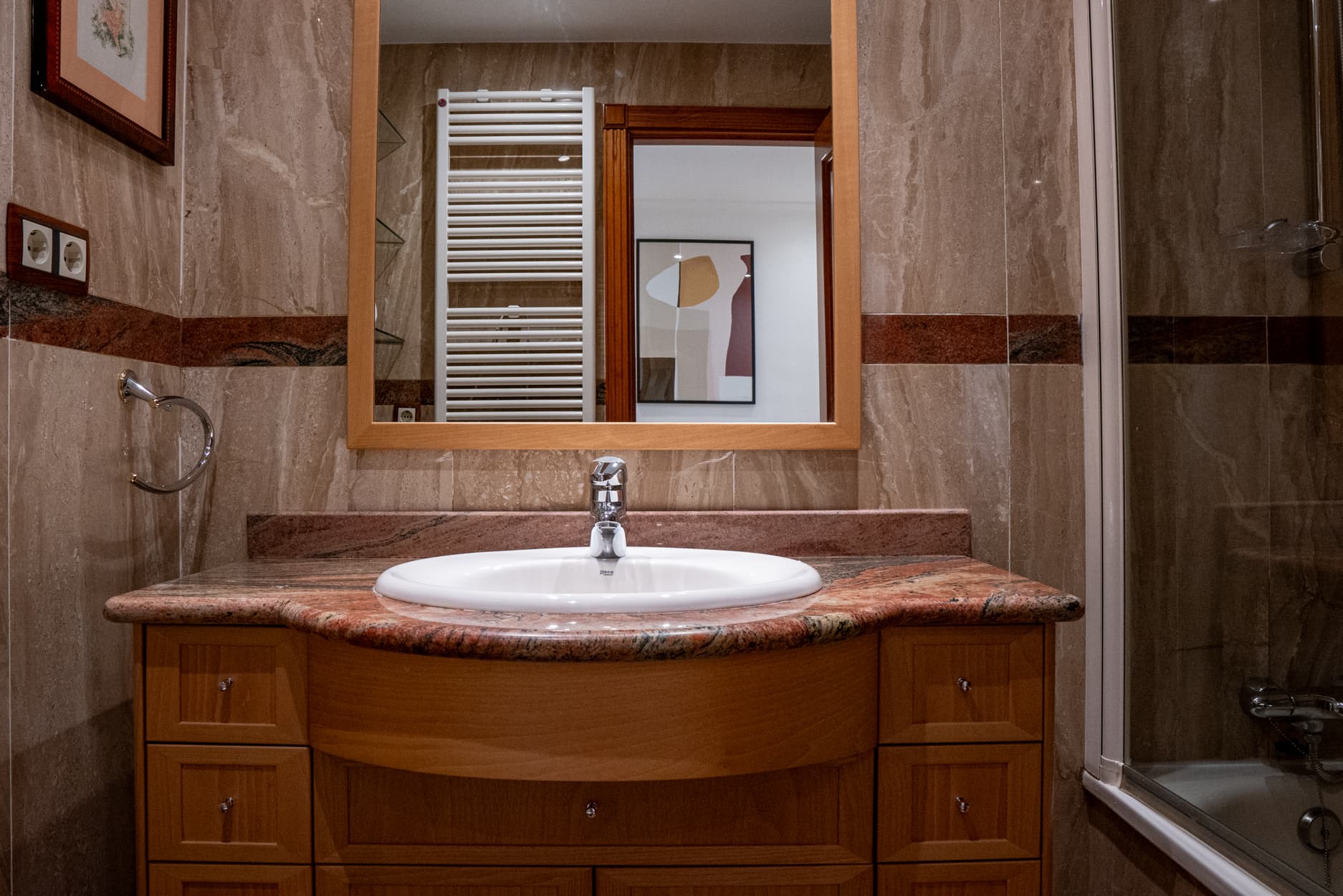 GUZBU102 - H2 PRIVATE BATHROOM