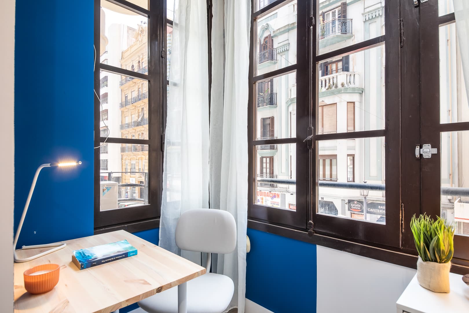 CASTE15 - H4 exterior salon ventanas madera