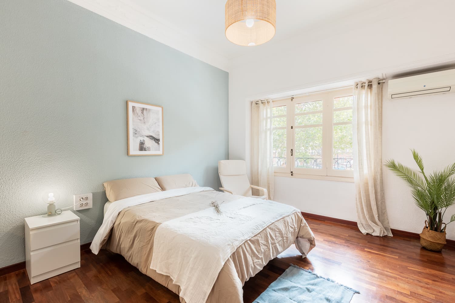 RAMCAJ6 - H4 SILLA BLANCA CUERO CON A/C