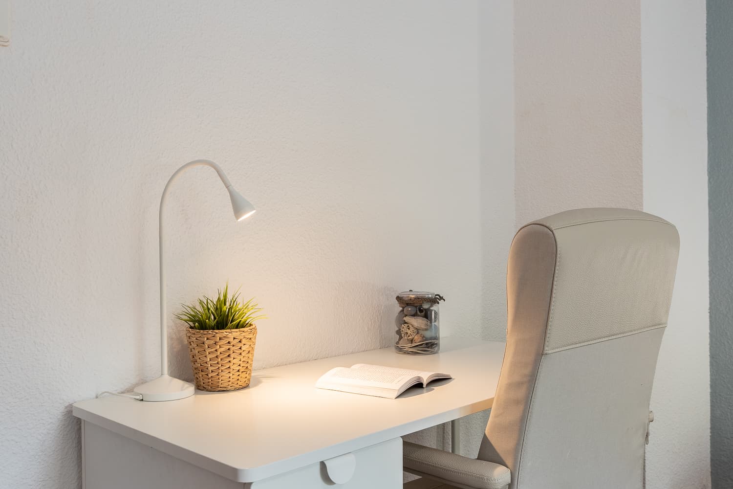 RAMCAJ6 - H4 SILLA BLANCA CUERO CON A/C